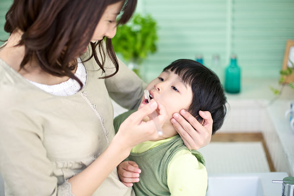 お子さんに仕上げ磨きをする